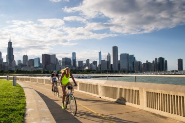 gün batımı sırasında Chicago bisikletçiler
