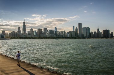 Chicago'da günbatımı sırasında çalışan insanlar
