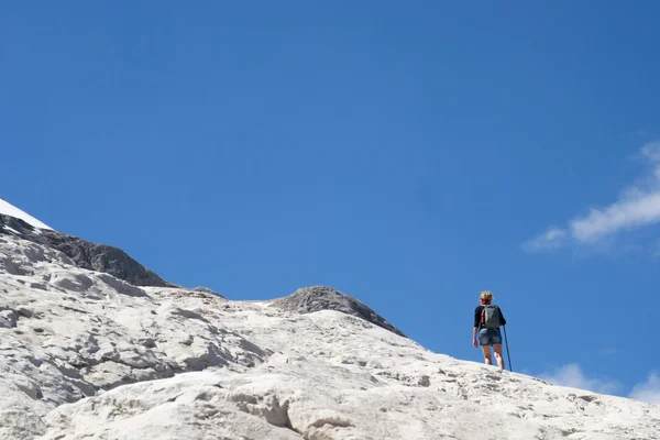 İtalyanlar dolomities üzerinde trekking — Stok fotoğraf