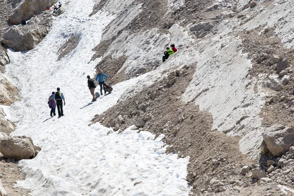 Les gens jouent avec la neige — Photo