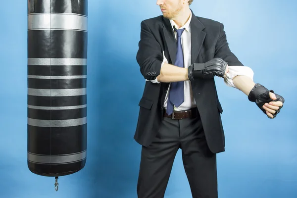 Homem de negócios estão treinando para boxe — Fotografia de Stock