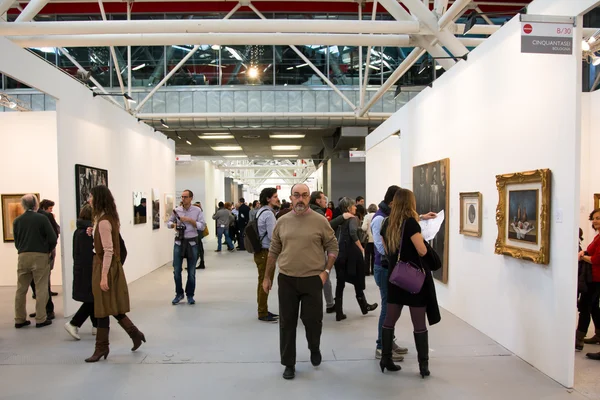 Gente en una feria de arte — Foto de Stock