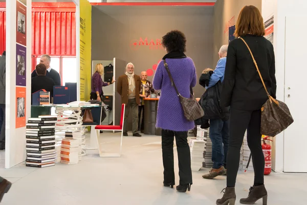 Menschen auf einer Kunstmesse — Stockfoto