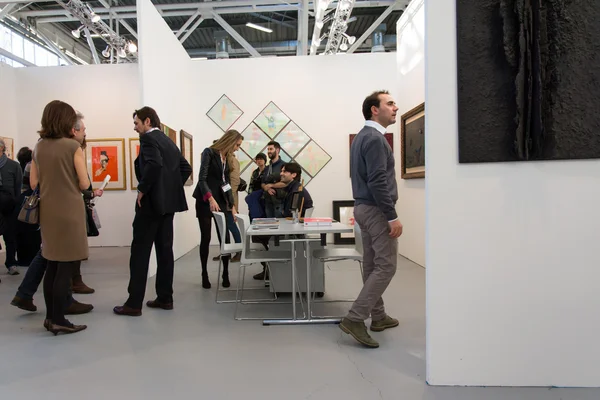 Persone in una fiera d'arte — Foto Stock