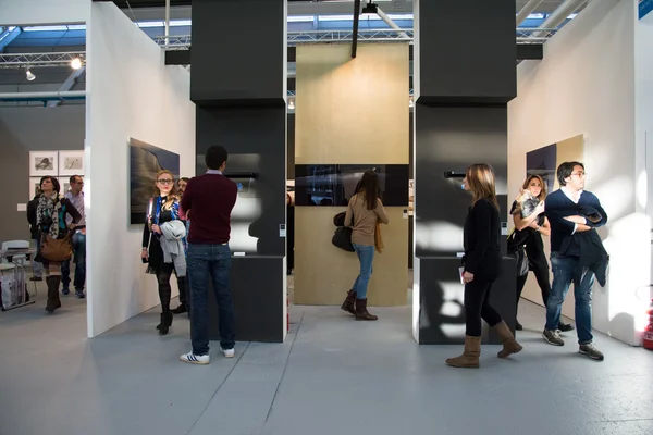 Menschen auf einer Kunstmesse — Stockfoto