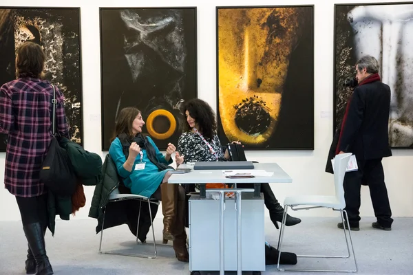 Persone in una fiera d'arte — Foto Stock