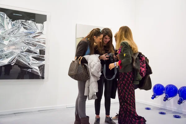 Persone in una fiera d'arte — Foto Stock