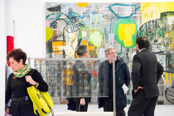 люди на художественной ярмарке
