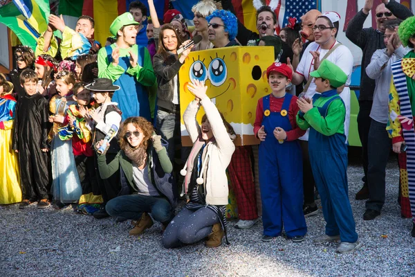 Utklädda människor i carnival — Stockfoto