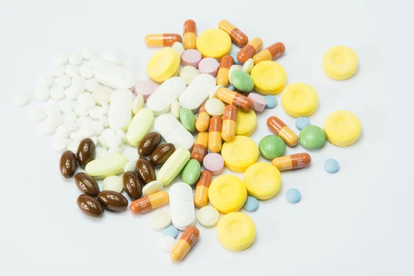 Pílulas coloridas sobre baackground branco — Fotografia de Stock