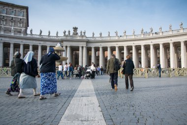 turist ve hacılar san Pietro Meydanı'nda