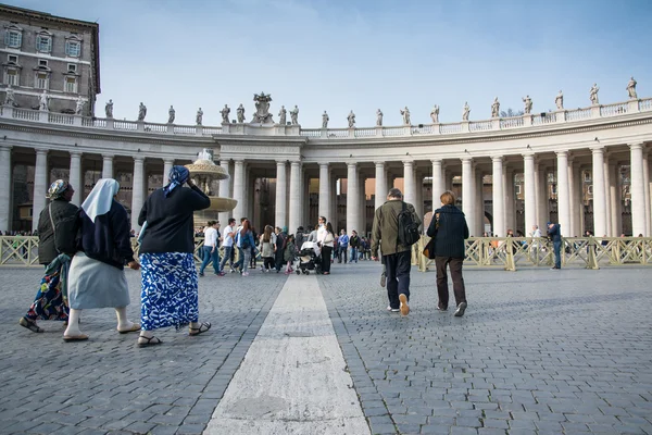 Tourist and pilgrims in san peter's square — Stock Photo, Image