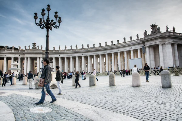 Turister och pilgrimer i san peter's square — Stockfoto