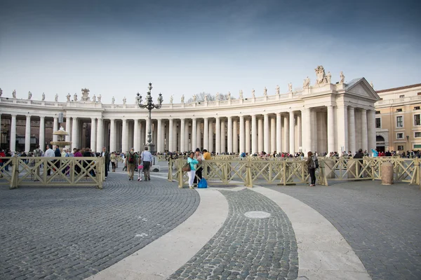 Turister och pilgrimer i san peter's square — Stockfoto