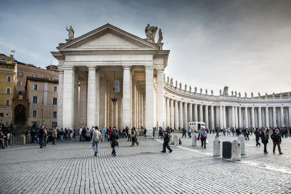 Turisti e pellegrini in piazza San Pietro — Foto Stock