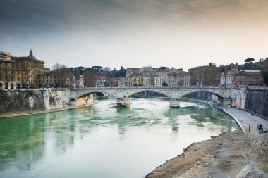 nehir tevere üzerinde köprü