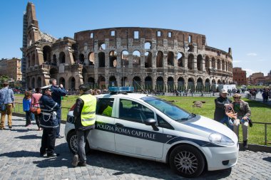 colosseum önünde polis