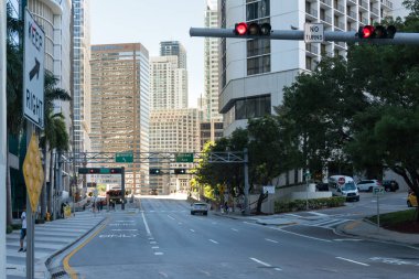Miami, ABD-16 Mart 2018: Güneşli bir günde Miami şehir merkezindeki gökdelenlerin arasında yürümek.