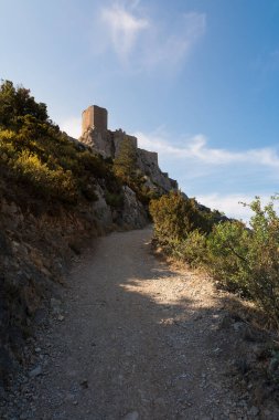Cucugnan, Fransa-Ağustos 16 Ağustos 2016: Güneşli bir günde Cathar Kalesi 'nin manzarası
