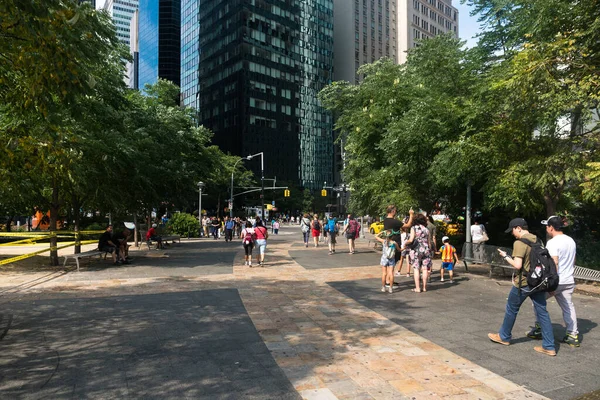 ニューヨーク市 アメリカ 2019年8月6日 人々は晴れた日にニューヨークの高層ビルの中を歩く — ストック写真