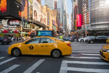 New York City, ABD - 7 Ağustos 2019: Güneşli bir günde New York gökdelenleri arasında trafik