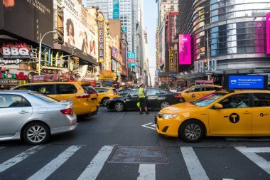 New York City, ABD - 7 Ağustos 2019: Güneşli bir günde New York gökdelenleri arasında trafik
