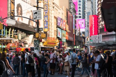 New York City, ABD - 7 Ağustos 2019: Bulutlu bir günde New York gökdelenleri arasında yürümek