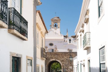 Faro, Portekiz-Ağustos 13, 2017: Güneşli bir günde dar sokaklar boyunca Faro 'nun dar sokaklarında yürümek