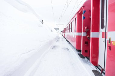 Bakımevi, Berlin, 2 Kasım 2018: Bulutlu bir günde Berlin 'in kırmızı treni boyunca bakım evi tren istasyonu..
