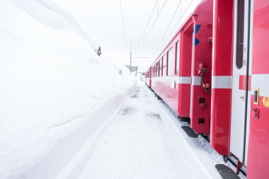 Bakımevi, Berlin, 2 Kasım 2018: Bulutlu bir günde Berlin 'in kırmızı treni boyunca bakım evi tren istasyonu..