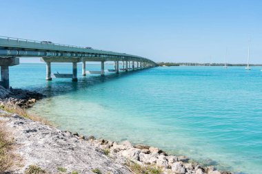 Florida eyaletini anahtarlarla birleştiren deniz aşırı otoyol manzarası.
