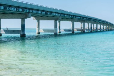 Florida eyaletini anahtarlarla birleştiren deniz aşırı otoyol manzarası.