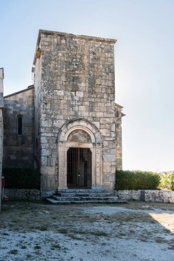 Sahip d 'Albe, İtalya-Ağustos 2021: Güneşli bir günde Abruzzo' daki Alba Fucens arkeoloji sahasında gezinmek