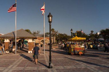Key West, ABD-18 Mart 2018: Mallory Meydanı 'ndaki insanlar, güzel günbatımlarını görmek için ünlü bir yer.