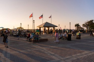 Key West, ABD-18 Mart 2018: Mallory Meydanı 'ndaki insanlar, güzel günbatımlarını görmek için ünlü bir yer.