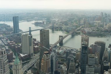 New York City, ABD - 7 Ağustos 2019: Bulutlu bir günde New York şehri manzaralı.