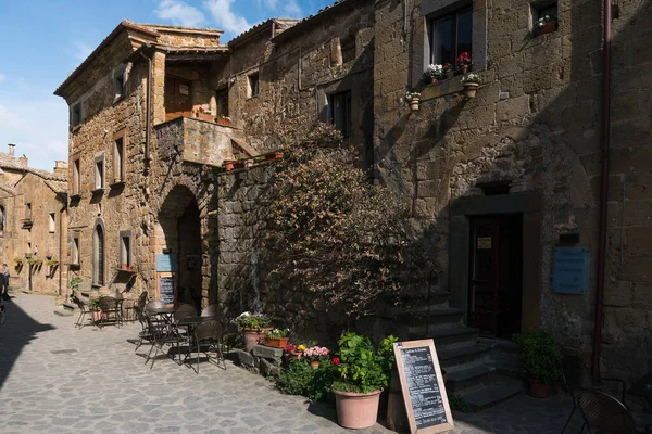 Civita Bagnoregio Italy April 2018 Strolling Narrow Street Civita Bagnoregio — Stock Photo, Image