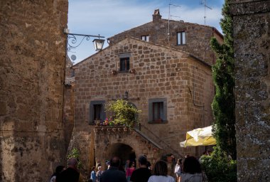 Civita di Bagnoregio, İtalya - 30 Nisan 2018: Güneşli bir günde Civita di Bagnoregio 'nun dar sokaklarında gezinmek. 