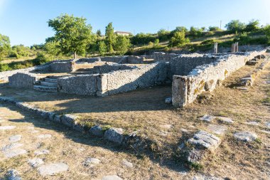 Sahip d 'Albe, İtalya-Ağustos 2021: Güneşli bir günde Abruzzo' daki antik Alba Fucens kentinin kalıntılarının manzarası