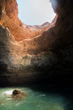 Güneşli bir günde güney Portekiz 'deki güzel Algarve sahilinin manzarası