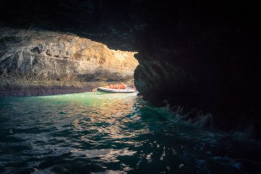 Faro, Portekiz-Ağustos 13, 2017: Portekiz 'de güneşli bir günde tekne turistleri Algarve' nin güzel kıyılarını görmeye götürüyor.