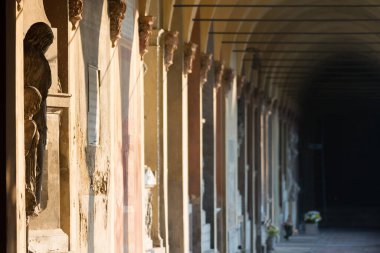 Bologna, İtalya-Aralık 12, 2016:Old mezar Certosa di Bologna güneşli bir gün boyunca anıtsal mezarlık içinde.