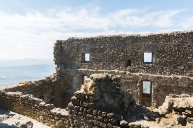 Cucugnan, Fransa-Ağustos 16,2016: Güneşli bir günde Cathar Kalesi 'nin içinde gezinmek