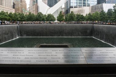 New York City, ABD - 7 Ağustos 2019 Santiago Calatrava tarafından tasarlanan Oculus metro istasyonu ve Sıfır Noktası anıtı