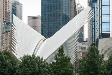 New York City, ABD - 7 Ağustos 2019 Santiago Calatrava tarafından bulutlu bir günde New York gökdelenleri arasında tasarlanan Oculus adlı metro istasyonu