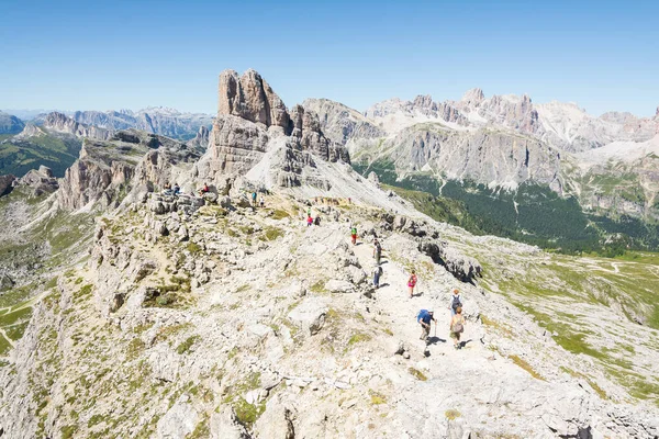 Passo Giau Olaszország 2016 Augusztus Emberek Averau Menedékhely Közelében Egy — Stock Fotó