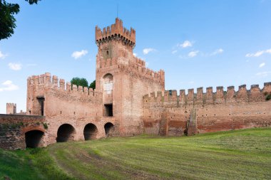 Montagnana, İtalya-30 Mayıs 2021: Güneşli bir günde İtalya 'nın Padua iline bağlı Montagnana kasabasının girişi. Çok güzel duvarları var ve İtalya 'nın en güzel köylerinin bir parçası.