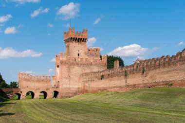 Montagnana, İtalya-30 Mayıs 2021: Güneşli bir günde İtalya 'nın Padua iline bağlı Montagnana kasabasının girişi. Çok güzel duvarları var ve İtalya 'nın en güzel köylerinin bir parçası.