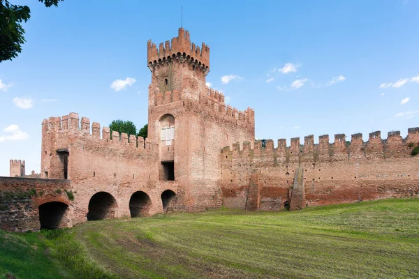 Montagnana, İtalya-30 Mayıs 2021: Güneşli bir günde İtalya 'nın Padua iline bağlı Montagnana kasabasının girişi. Çok güzel duvarları var ve İtalya 'nın en güzel köylerinin bir parçası.