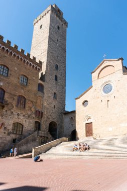San Gimignano, İtalya-Ağustos 8.2020: güneşli bir günde Saint Gimignano 'da gezinti.
